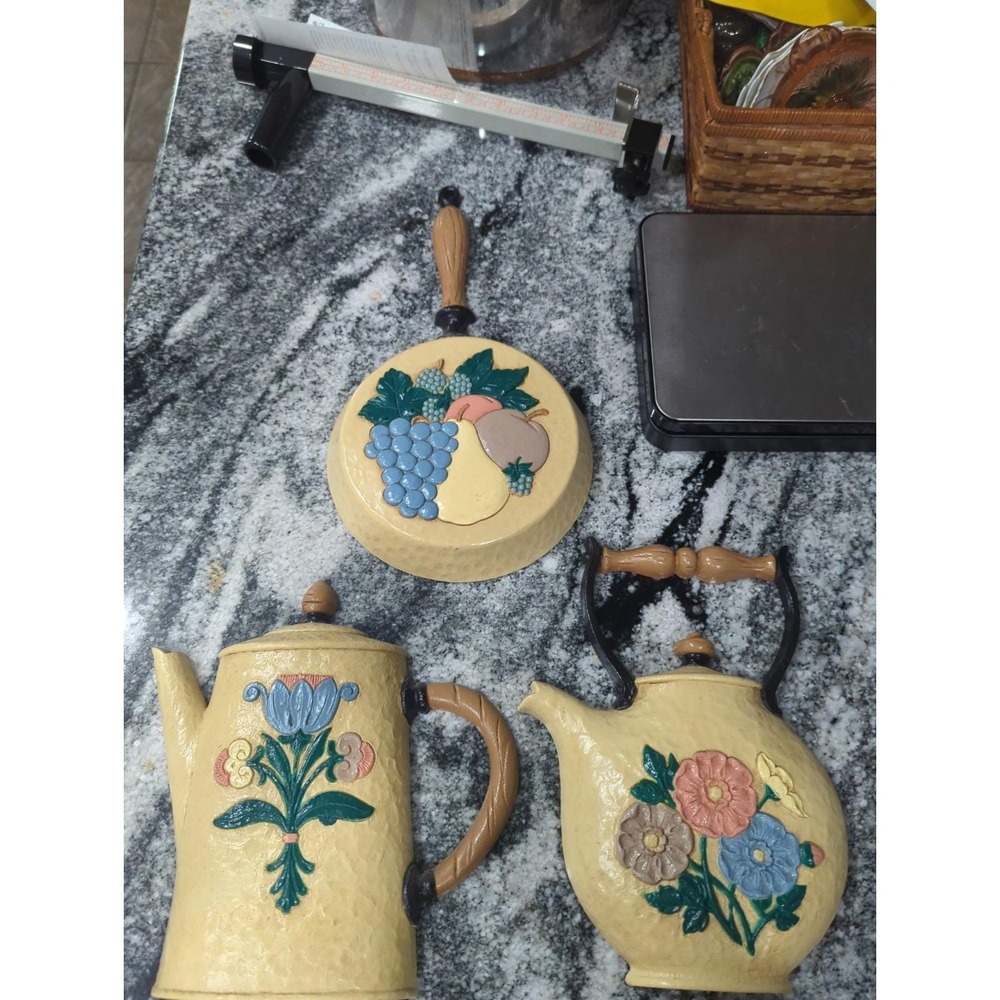 Vintage Homco Set of 3 Wall Hangings Tea Coffee Pot & Skillet USA Made Kitchen